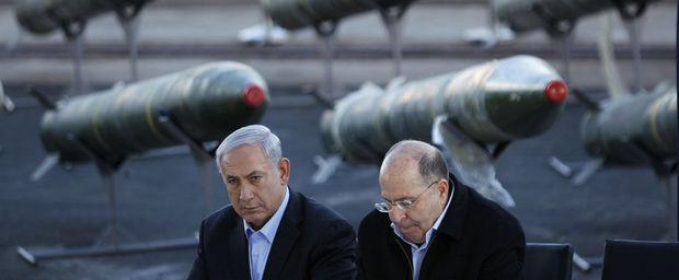 Premier van Israël, Benjamin Netanyahu (links) en minister van Defensie, Moshe Yaalon, zitten voor een display van M302-raketten aan boord gevonden van het Kloc C-schip in Eilat aan de Rode Zee. Volgens de premier gaat het om Iraanse wapens bestemd voor militanten in Gaza. Netanyahu riep het Westen in maart 2014 op niet te vallen voor de diplomatische toenadering van Teheran over het nucleaire programma.