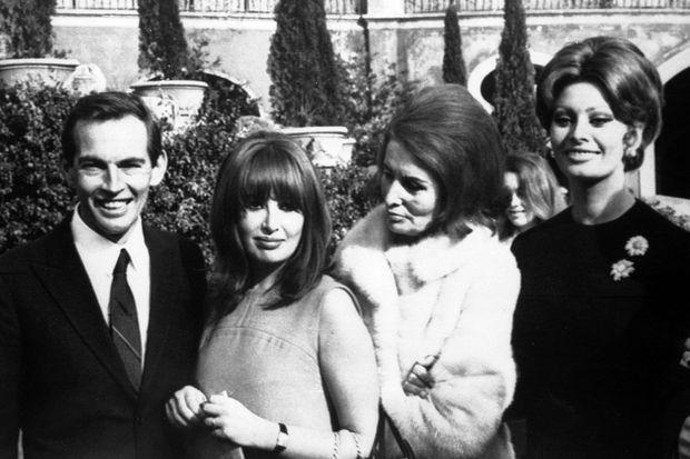 Christiaan Barnard in 1968 met Sophia Loren (rechts) en haar zus Maria en moeder Romilde. 
