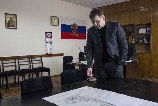 De directeur van de Severnayamijn in zijn kantoor. Let op de Russische vlag aan de muur.
