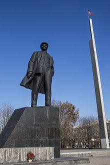Het standbeeld van Lenin in het centrum van Donetsk. Achter hem wappert de vlag van de jonge Volksrepubliek.