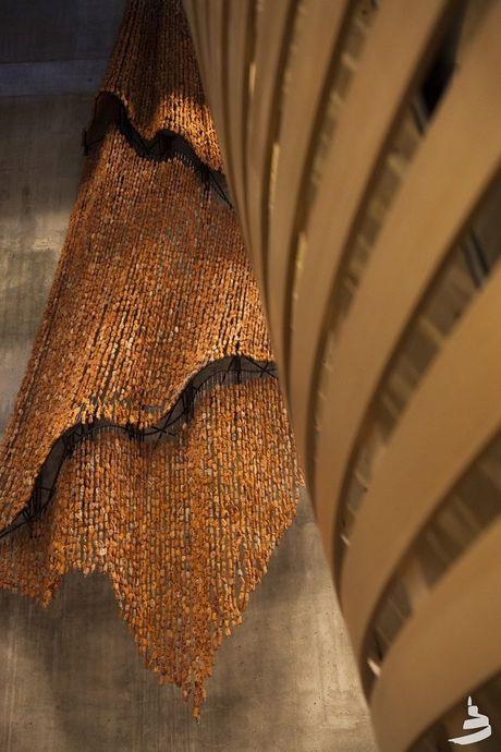 Sporen (traces) is de naam van dit gigantisch wandstuk, samengesteld uit de handafdrukken in klei van 14.000 mensen