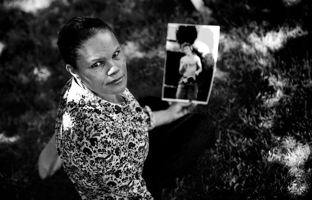 Ozana Rodrigues Viana met een foto van haar zoon Brian De Mulder