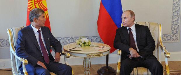 Vladimir Poetin en Almazbek Atambajev (L)