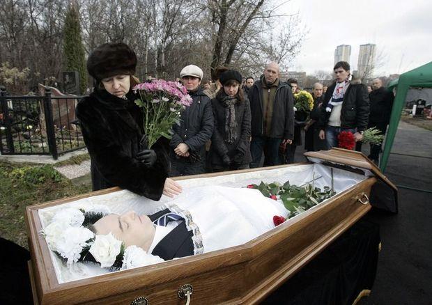Nataliya Magnitskaya bij het lijk van haar zoon Sergei Magnitsky
