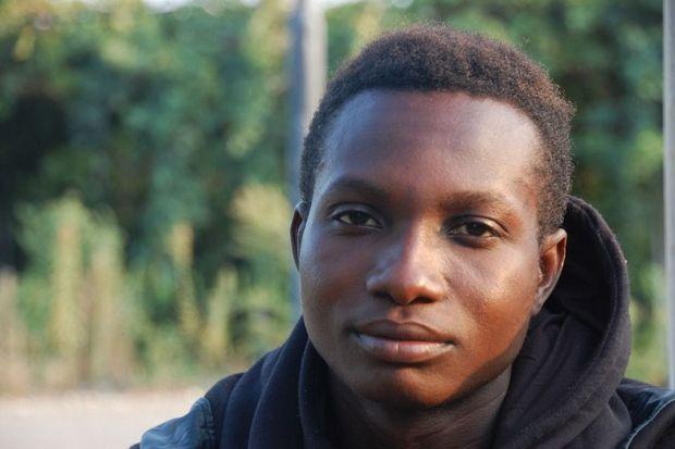 Bismark Asoma (20) uit Ghana is al drie jaar op Europese bodem. Hij is vruchteloos op zoek naar werk.