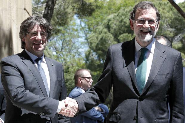 De Catalaanse president Carles Puigdemont met de Spaanse premier Mariano Rajoy. 'We zijn bereid met Madrid te praten, maar Rajoy doet geen enkel voorstel.' 