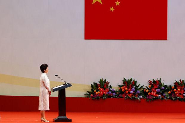 Carrie Lam, de nieuwe leider van de lokale regering, op het podium voor ze haar eed aflegt op de ceremonie van 20 jaar Chinees bestuur, 1 juli 2017.