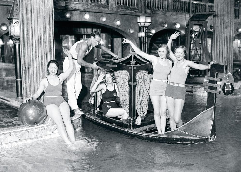 Lido, jaren '30 Een amusementspark met zwembad, geïnspireerd op het strand van Venetië.