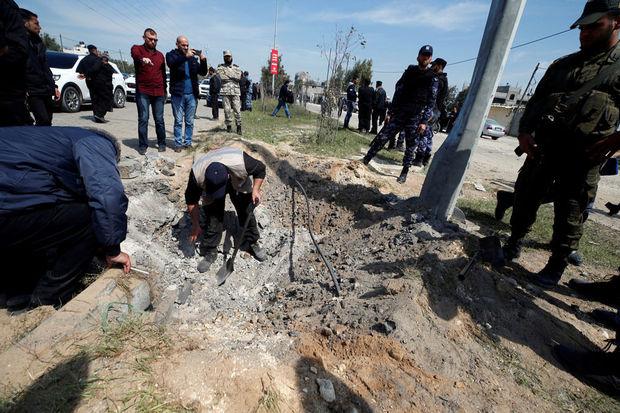 Palestijnen onderzoeken de plaats waar het explosief ontplofte.