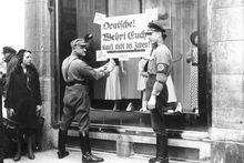 Op 9 november wordt de 75e verjaardag van de Kristallnacht herdacht. Toen werden in Duitsland op grote schaal joodse winkels en eigendommen vernietigd.