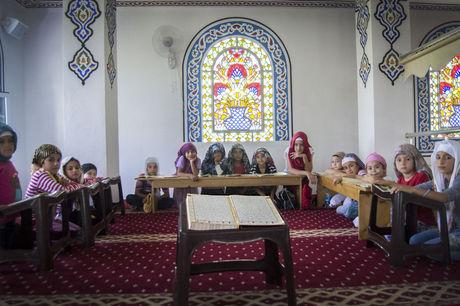 Turkse moskee waar Syrische vluchtelingenkinderen naartoe gaan om in de vakantie verder te oefenen met lezen. 