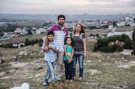 Het gezin Nasro uit Aleppo (vlnr: Jewan, Mohamed, Rojda, Roshin), met op de achtergrond Istanboel. 