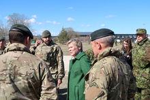 NAVO-afgevaardigde Rose Gottemoeller spreekt met Britse soldaten in Estland op 12 mei 2017