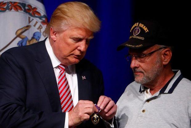 Luitenant-kolonel Louis Dorfman geeft zijn Purple Heart aan Trump