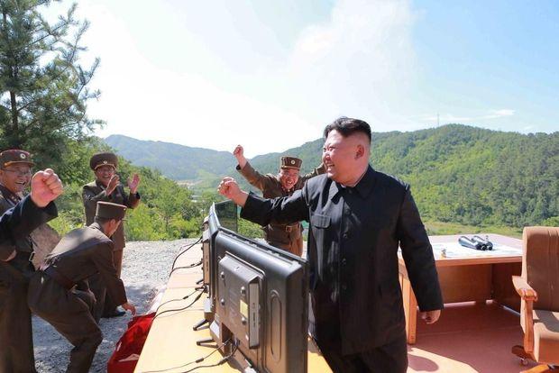De Noord-Koreaanse leider Kim Jong-un jubelt na de succesvolle test van een intercontinentale ballistische raket (foto vrijgegeven door Noord-Koreaans persagentschap). 