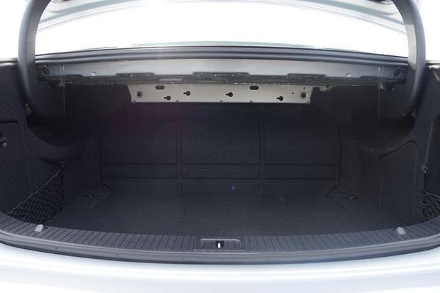 De aardgastanks achter de achterste zetels en onder de laadvloer reduceren het koffervolume van 560 naar 400 liter.