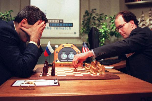 1997. Garry Kasparov (l.) schaakt tegen de wetenschapper Joseph Hoane, die voor de supercomputer Deep Blue speelt, tijdens het wereldkampioenschap schaken in New York.