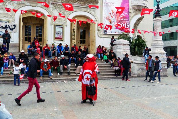 Feest, gelach en wrok in Tunis: 'Aanslag had tegen parlement moeten gebeuren'