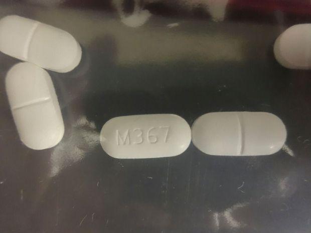 De sterke opioïde pijnstiller fentanyl wordt illegaal geproduceerd in clandestiene laboratoria in China en uitgevoerd naar de VS en Canda, waar het een golf overdoses veroorzaakt
