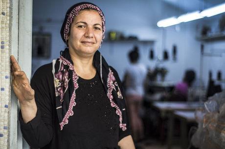 Nevin's moeder houdt een oogje in het zeil in het naaiatelier waar 12-jarige haar dochter werkt. 