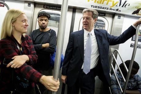 Sam Brownback tijdens een metrorit in New York, in zijn eigen staat, Kansas, is er geen geld meer voor publiek transport