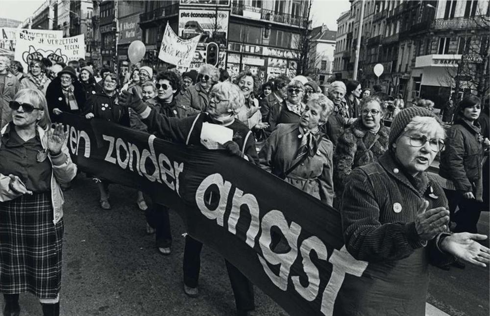 In Brussel demonstreren duizenden vrouwen op 8 maart 1983 tijdens de internationale Vrouwenvredesdag tegen de (nucleaire) wapenwedloop. Op het spandoek staat 'Leven zonder angst'.