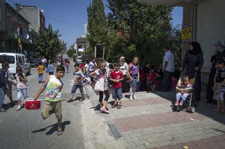 Kinderen stromen naar buiten aan het eind van een schooldag in de Syria Can School in Istanboel.' 