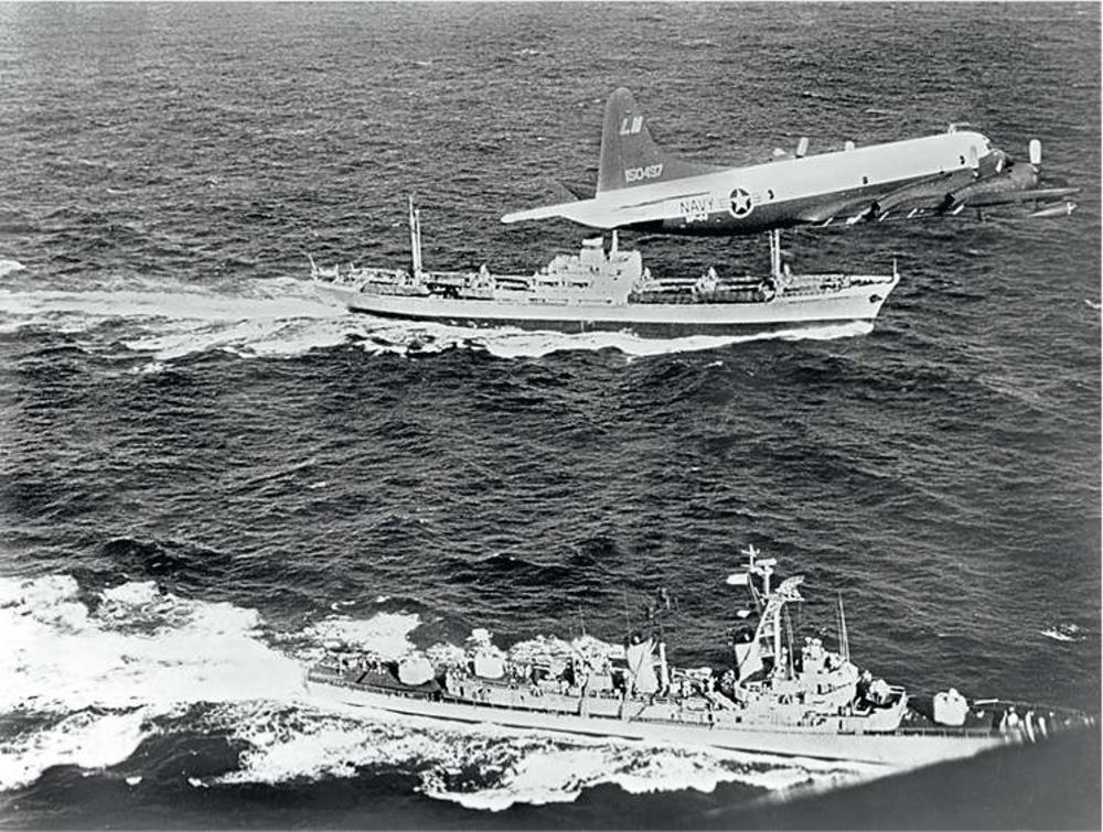 10 november 1962 Geëscorteerd door de VS neemt een Russisch vrachtschip raketten mee terug uit Cuba.
