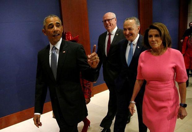 Barack Obama tijdens zijn bezoek aan het Capitool met Democratische kopstukken Chuck Schumer en Nancy Pelosi