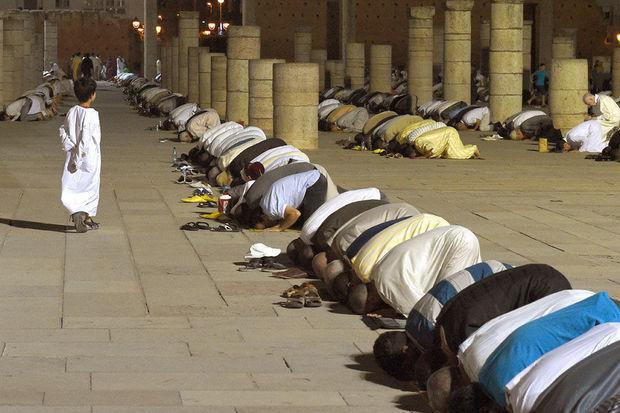 Moslims doen hun gebed tijdens Laylat al-Qadr, op de 27ste dag van de ramadan, in Rabat - 13 juli 2015.