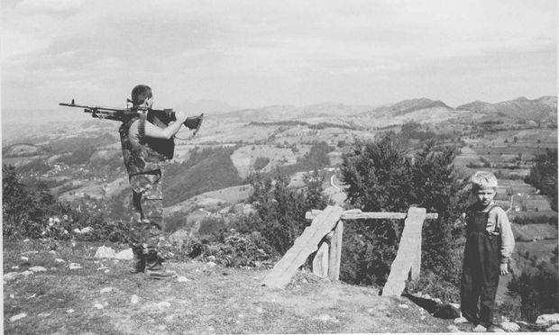 Marcel Kuijper op patrouille, Srebrenica 1994.