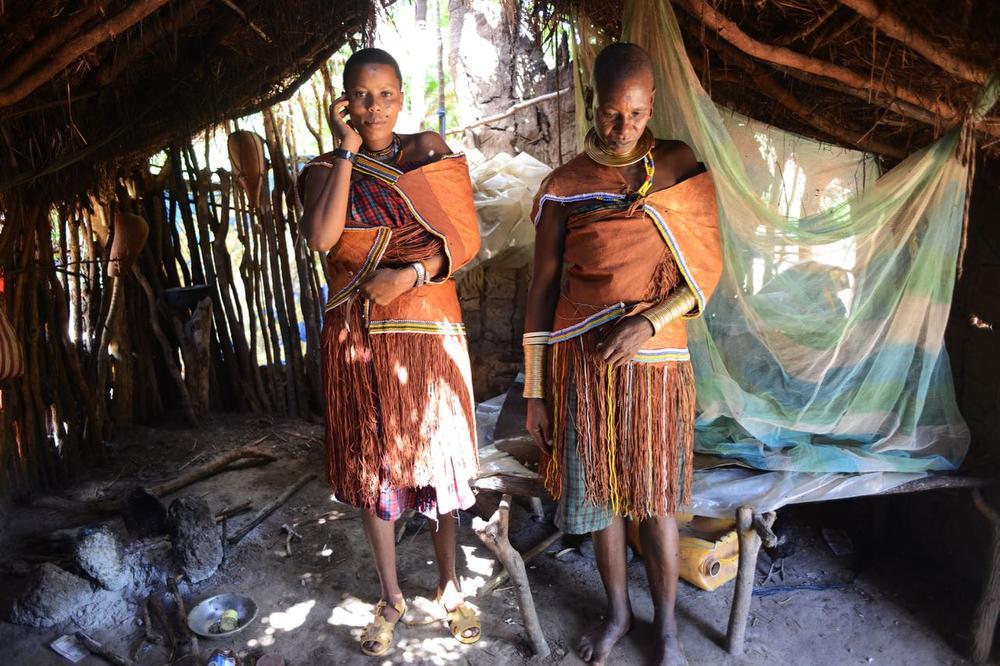 Udenda Gidaghorjod (20) en haar moeder (40) in traditionele Barabaig-klederdracht.