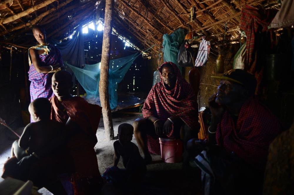 Salumu Kundaya Kidomwita en zijn familie in hun hutje. Van links naar rechts: Mama (2), Malinja (30), Datid (15), Kidomwita's schoonbroer Gidetuga (30) en Kidomwita (60).