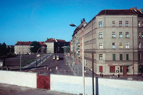 28 jaar lang stond er in totaal meer dan honderd kilometer muur in en rond West-Berlijn