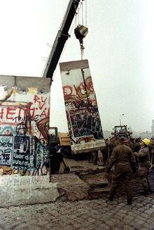 De muur wordt afgebroken op Potsdamer Platz.