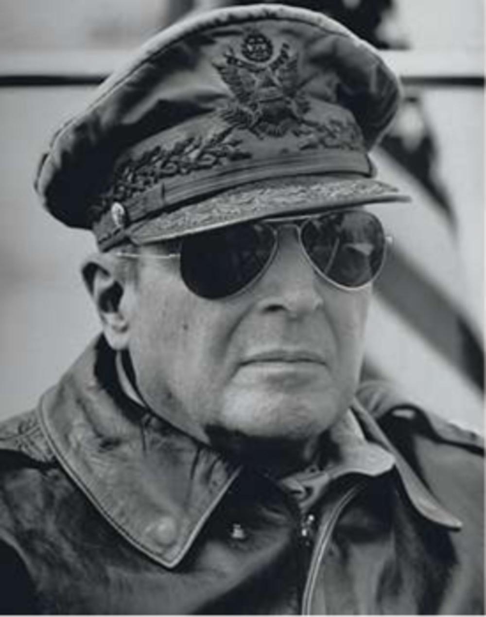 Douglas MacArthur voerde in de Tweede Wereldoorlog het bevel over de geallieerde strijdkrachten in de Stille Zuidzee; krijgt op 25 juni het VN-opperbevel in Korea.