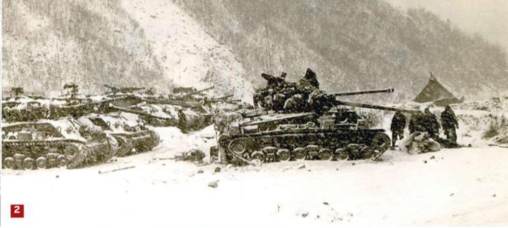 2 Amerikaanse tanks in de ijzige kou van Noord-Korea; tegen het numerieke overwicht van de Chinese infanterie waren de VN-troepen niet bestand.