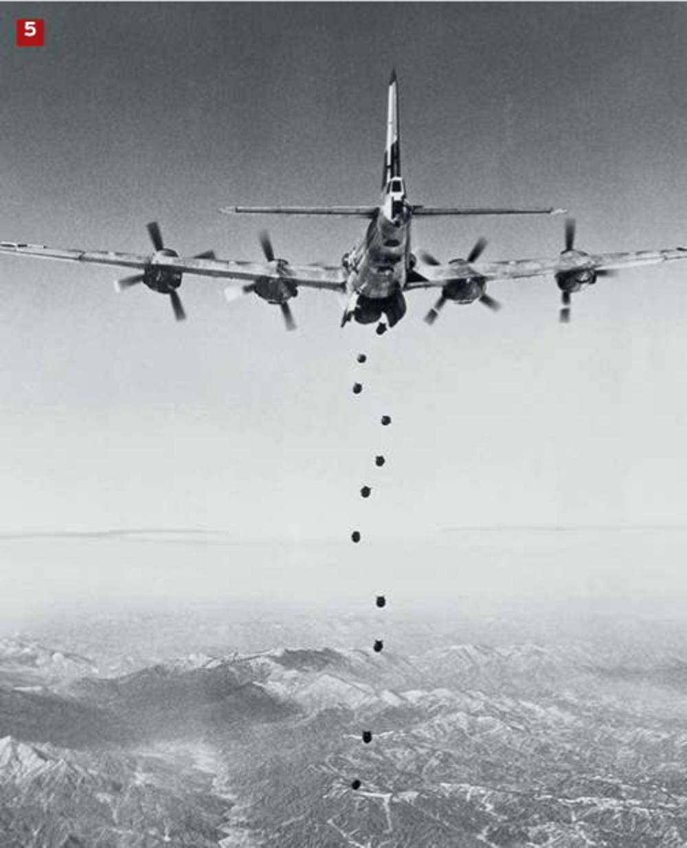 5 Een zware B-29-bommenwerper werpt zijn lading af boven Noord-Korea.