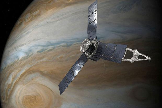 Een illustratie van de scheervlucht van ruimtesonde Juno langs Jupiter.