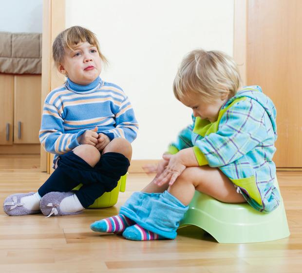 Laat je kind meekijken met een ouder broertje of zusje op het potje. 