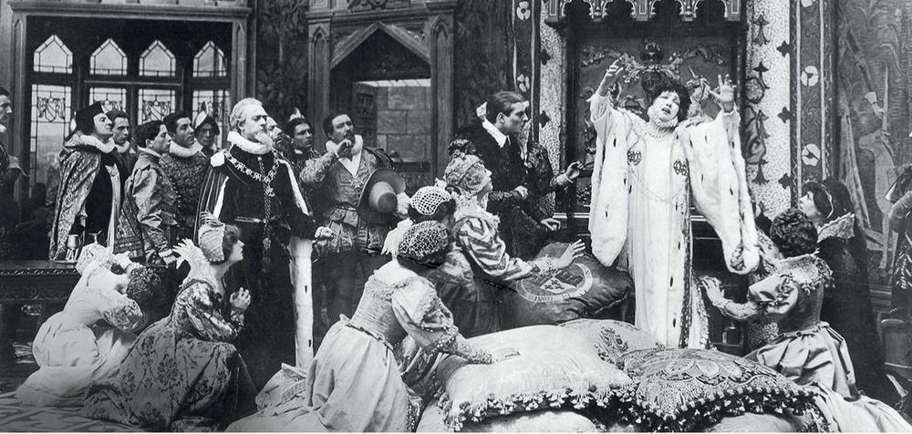 Sarah Bernhardt in de stomme film La Reine Elizabeth, 1912.