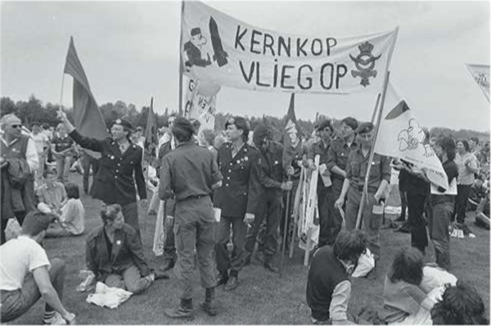 Protesten bij de vliegbasis Woensdrecht, vanouds verdacht vanwege de opslag van Amerikaanse kernbommen, hier in 1986 vanwege de mogelijke stationering van kruisraketten. (Nationaal Archief/Anefo/Rob Croes)