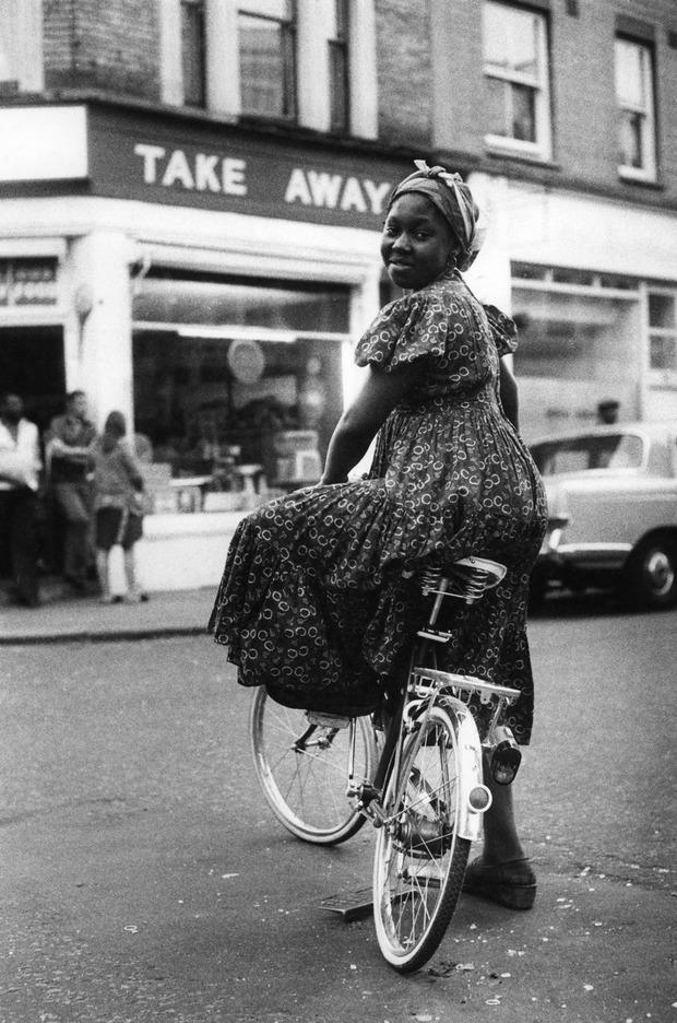 Een Caraïbische vrouw in Notting Hill. In 1958 was de wijk het toneel van hevige rassenrellen.