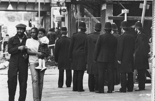 In 1981 staat Brixton in brand. De rellen zijn de onvermijdelijke reactie op de jarenlange achterstelling van de zwarte gemeenschap.