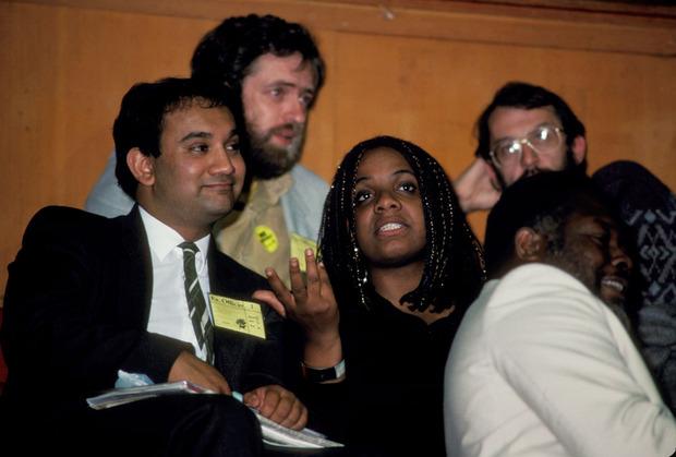 Keith Vaz, Diane Abbott en Bernie Grant, drie van de vier nieuwe parlementsleden met een migratieachtergrond van 1987. Jeremy Corbyn zit op de achtergrond.