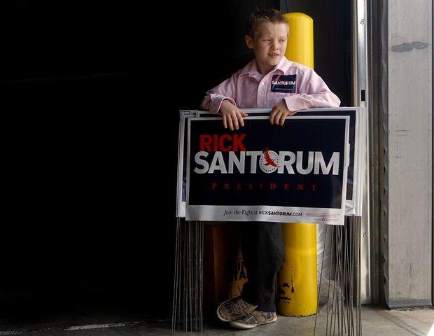 Justin Duggar, met publiciteit voor presidentskandidaat Santorum
