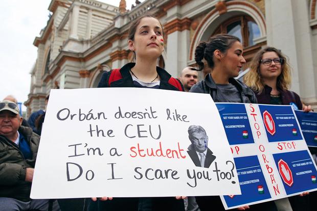 Ook de door Soros gefinancierde Central European University (CEU) is al lang een doorn in het oog van de Hongaarse regering.