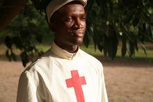 Bernard Kinvi is een katholieke priester die het ziekenhuis van de katholieke missie in Bossemptele (het noordwesten van de Centraal Afrikaanse Republiek) leidt. Toen sektarisch geweld uitbrak in 2013, redde Kinvi het leven van honderden moslims die hij uit hun huizen haalde en onderdak in de kerk verschafte.