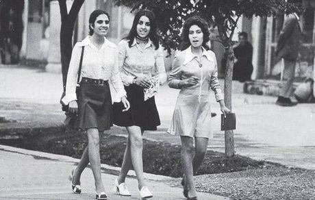 In 1970 was het nog perfect mogelijk dat jonge vrouwen in een kort rokje door de stad liepen in Kaboel, Afghanistan. 