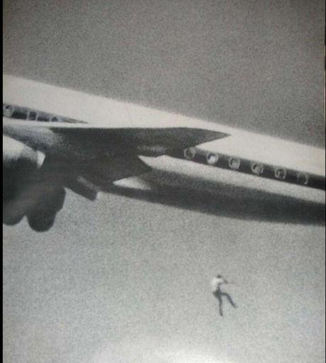 In 1970 kon het nog gebeuren dat iemand uit een opstijgend lijnvliegtuig viel. Op deze foto valt de 14-jarige Keith Sapsford uit een toestel van Japan Airlines dat vertrok vanop de luchthaven van Sydney.